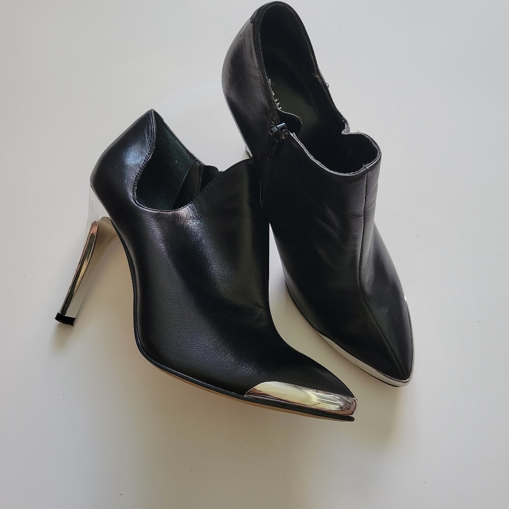 CHINESE LAUNDRY BLACK LEATHER ANKLE BOOTIES W/ SILVER HEEL & TRIM
